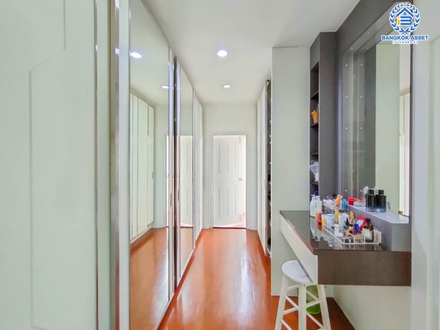 *****บ้านเดี่ยวมือสองย่านกรุงเทพฯ ม.เอ็นริช พาร์ค กาญจนาภิเษก หลังมุม เนื้อที่กว้างเกือบ 263 ตร.ว. ฟังก์ชัน 3 ห้องนอน 4 ห้องน้ำ ที่จอดรถ 4 คัน บ้านหลังใหญ่ ตกแต่งพร้อมอยู่ พื้นที่รอบบ้านกว้างขวาง โครงการอยู่ติดถนนกาญจนาภิเษก เดินทางสะดวกด้วยรถไฟฟฟ้าสายสีน้ำเงิน "สถานีหลักสอง" จองเลย!